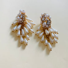 Load image into Gallery viewer, outspoken pearl earrings