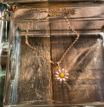 Load image into Gallery viewer, Chain Daisy Necklace