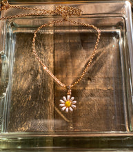 Load image into Gallery viewer, Chain Daisy Necklace