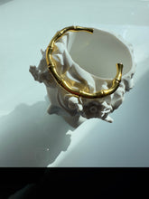 Load image into Gallery viewer, Golden minimalist bracelet